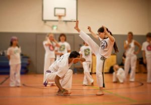 Kinder Capoeira am Kulturstrand